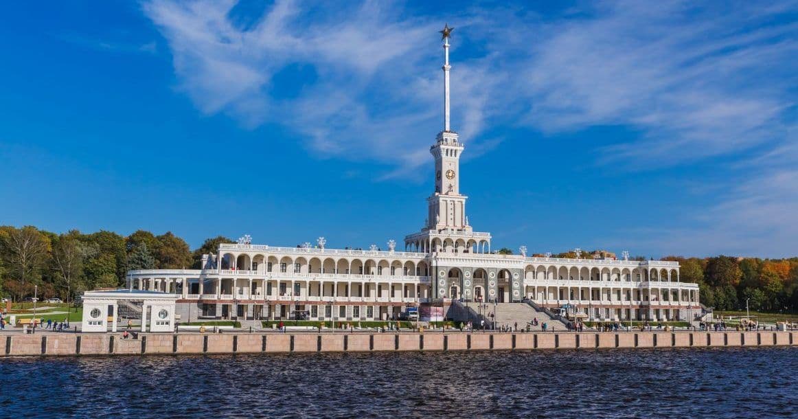 Отпуск как стиль жизни: где поселиться в Москве у большой воды и в атмосфере курорта